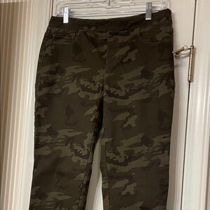 Women’s Camo Slim Fit Pants - Olive/Black